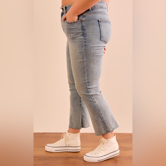 ARULA High Rise Kick Flare Cropped Jean with Raw Hem in Medium Wash Size 10 - Picture 2 of 11